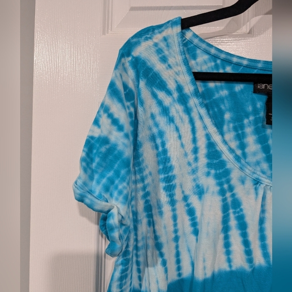 Lane Bryant Blue Diagonal Tie-Dye Short Sleeve Shirt in Size 18/20 (2X) - Picture 3 of 6